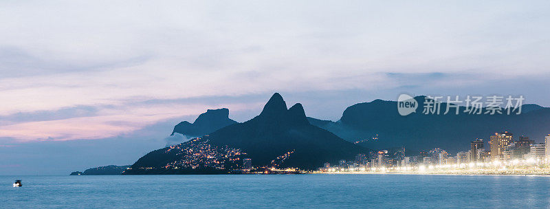 两兄弟山和伊帕内玛海滩的夜景从Arpoador岩石在里约热内卢de Janeiro